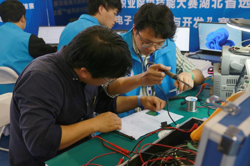 智能電子產(chǎn)品設(shè)計(jì)與開發(fā)賽項(xiàng)點(diǎn)燃創(chuàng)新火花——記2024年國賽湖北省選拔賽在我院成功開賽